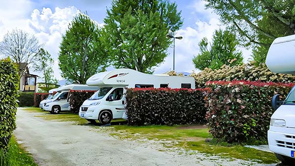 Area camper Il Serchio con piazzole verdi e siepi divisorie