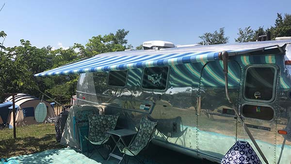 Camper Airstream con veranda al Camping La Futa