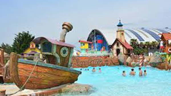 Piscina ad Aquafollie con barca decorativa e giochi d’acqua