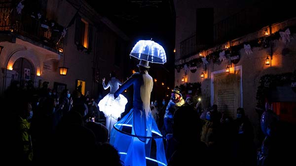 Spettacolo luminoso con artisti di strada durante Candele a Candelara