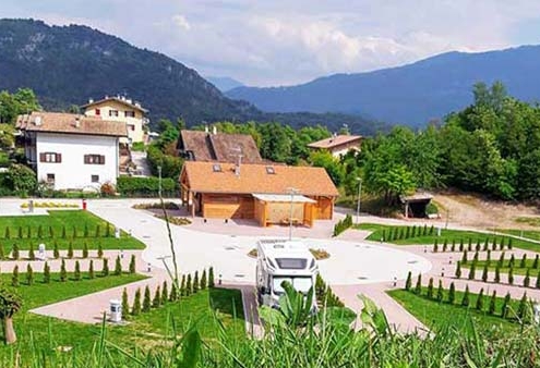 Area camper immersa nel verde del Trentino
