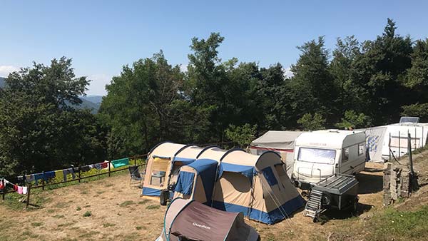 Piazzole per tende e camper immerse nel verde