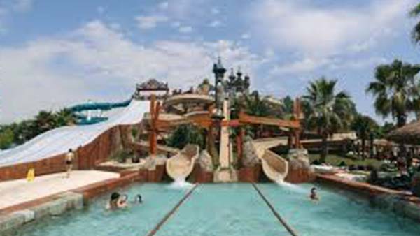 Scivoli d’acqua e laguna centrale al parco Aquafollie