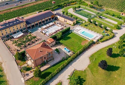 Vista aerea Hotel Fracanzana con piscina e vigne