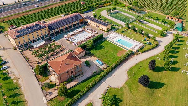 Vista aerea Hotel Fracanzana con piscina e vigne