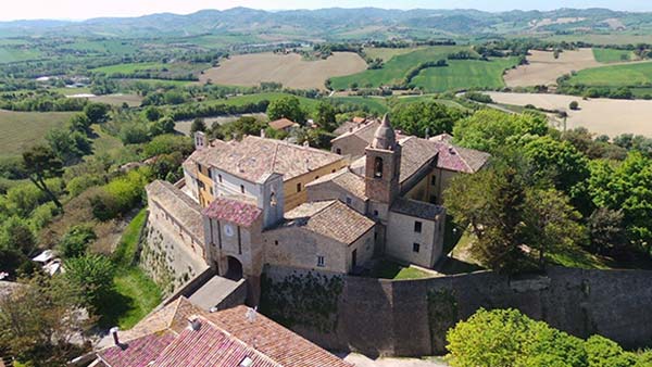 Vista aerea del borgo medievale di Candelara nelle Marche