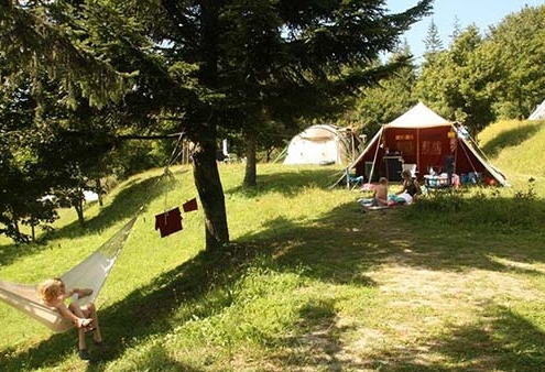 Bambina in amaca tra gli alberi al Camping La Futa