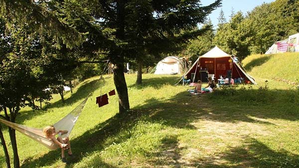 Bambina in amaca tra gli alberi al Camping La Futa
