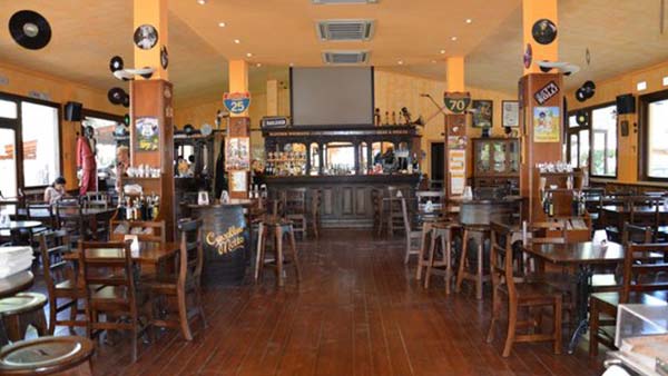 Ristorante interno del Cavallino Matto con arredi in stile vintage