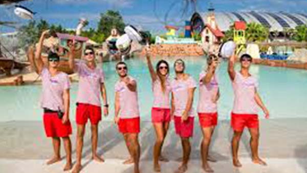 Staff dell’animazione Aquafollie davanti alla piscina