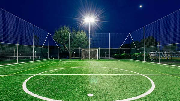 Campo da calcetto notturno illuminato