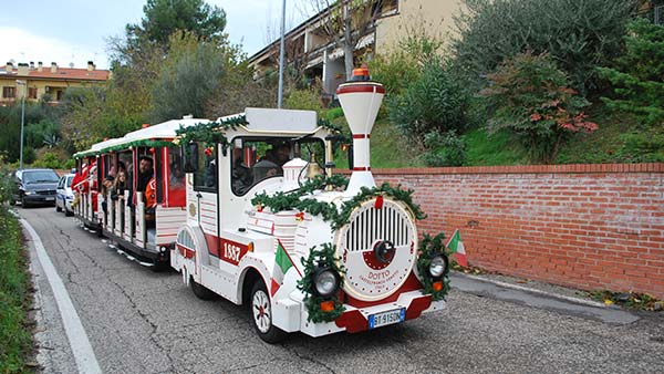 Trenino natalizio decorato in marcia verso il centro di Candelara