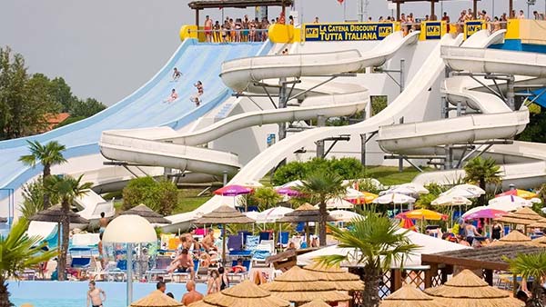 Scivoli multipli alti ad Aquafollie con visitatori in discesa