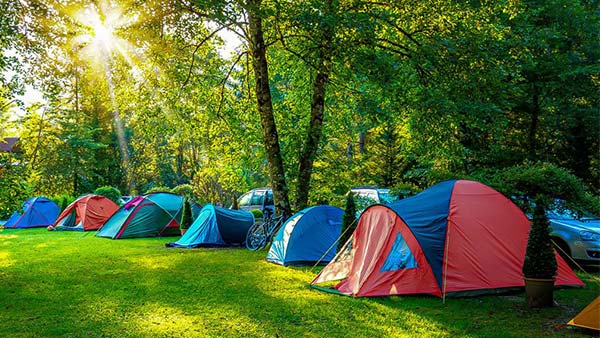 Campeggio con tende su prato all’area Il Serchio di Lucca