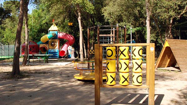 area giochi attrezzata per bambini in campeggio