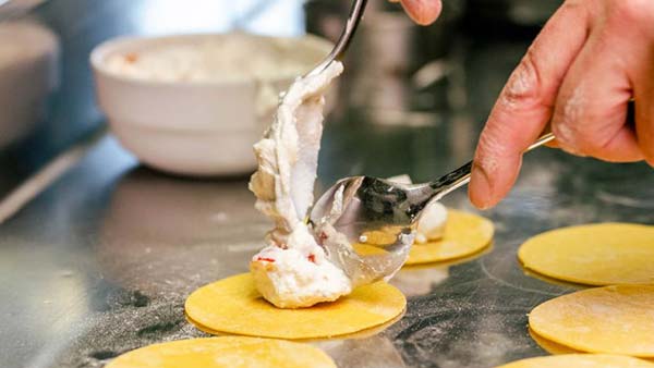 Preparazione piatti tipici nel ristorante Fracanzana