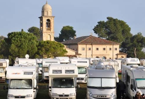 Camper parcheggiati nell’area sosta vicino a Candelara