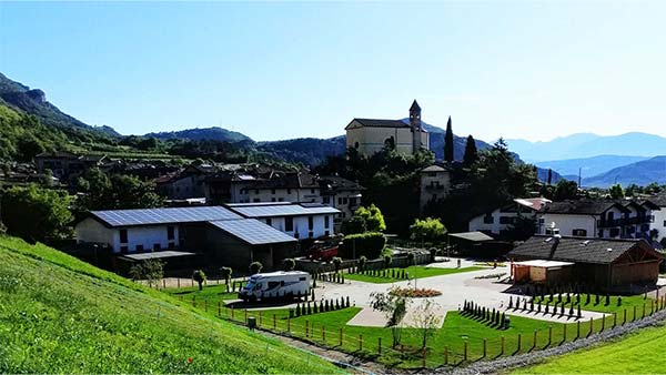 Panorama sul borgo di Cimego e l’agricampeggio
