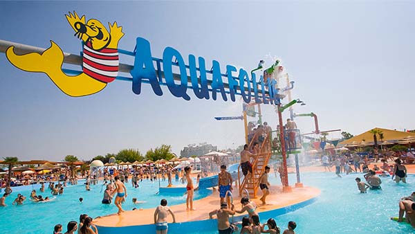 Piscina centrale con giochi d’acqua e insegna Aquafollie