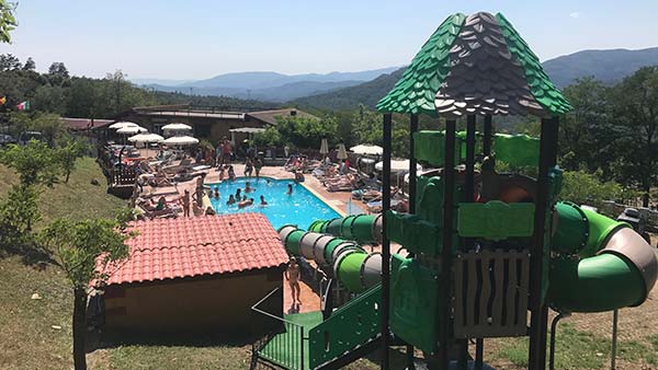 Piscina del Camping La Futa con vista colline
