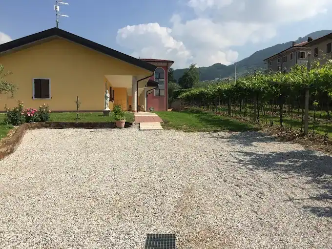 Ingresso alla struttura Acinaticum tra i vigneti