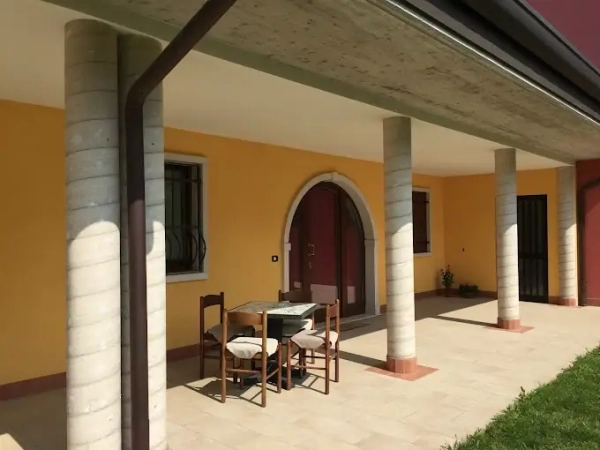 Porticato con tavolo nella struttura Acinaticum