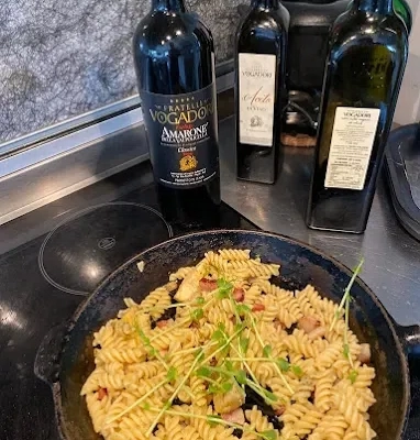 Piatto di pasta con vini Fratelli Vogadori