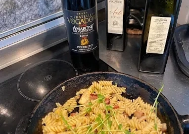 Piatto di pasta con vini Fratelli Vogadori
