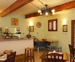 Sala colazioni interna con tavoli e buffet