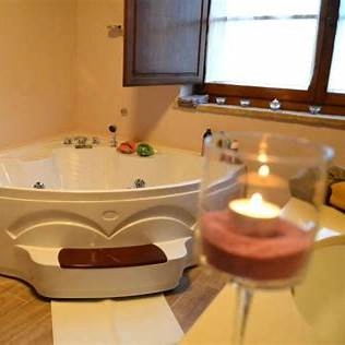 Vasca idromassaggio in pietra con getti rilassanti