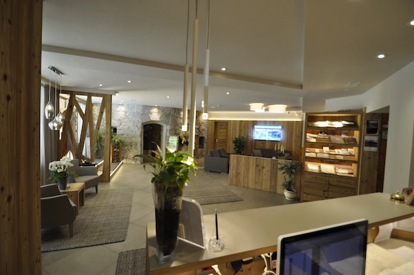 Reception e hall dell’hotel con arredi in legno