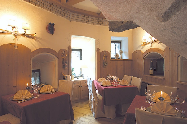 Sala ristorante rustica con tavoli eleganti