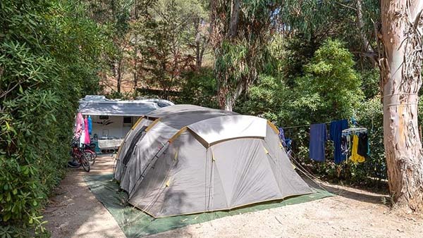 Piazzola con tenda immersa nella natura dell’Elba