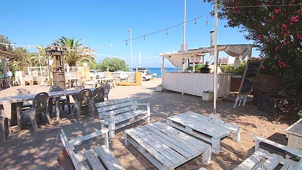 Bar esterno del Camping Reale con vista mare