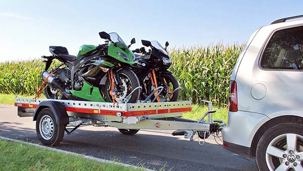 Carrello con due moto legato a un veicolo