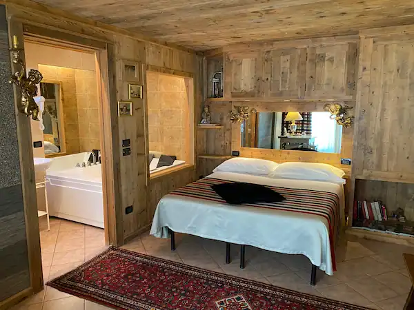 Camera matrimoniale con pareti in legno