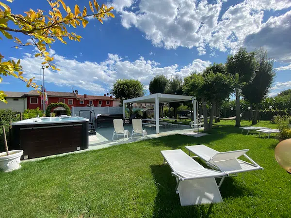 Giardino con lettini e pergolato