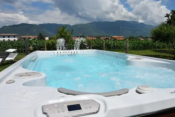 Vasca idromassaggio all’esterno