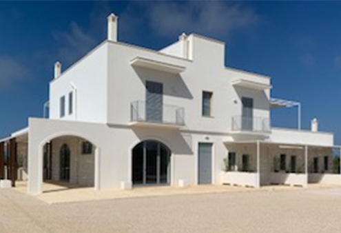 Esterno della struttura con facciata bianca moderna