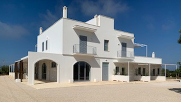 Esterno della struttura con facciata bianca moderna