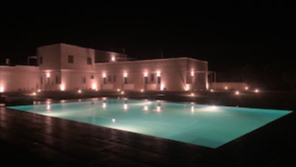 Piscina illuminata di notte con luci soffuse