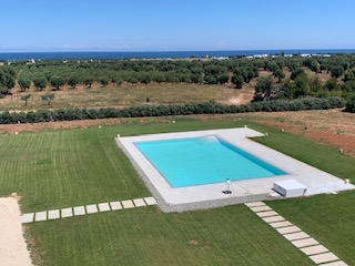 Piscina con vista sugli ulivi e sul mare Adriatico