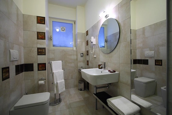 Bagno privato moderno e luminoso