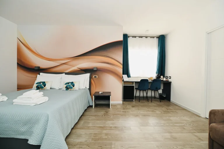 Ampia camera da letto moderna con scrivania e arredamento curato presso Vimini