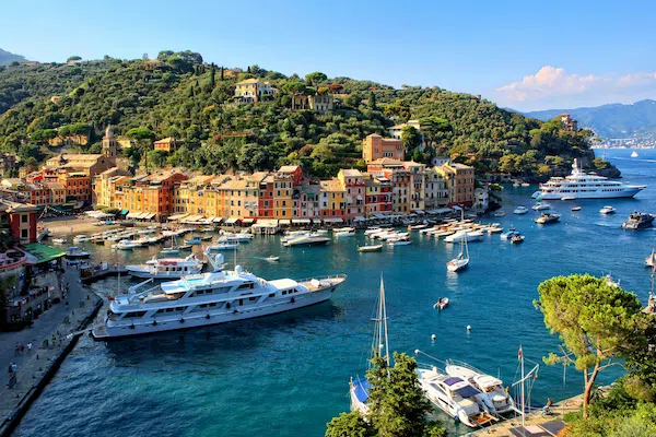 Panorama marino in Liguria con scogliera e mare cristallino