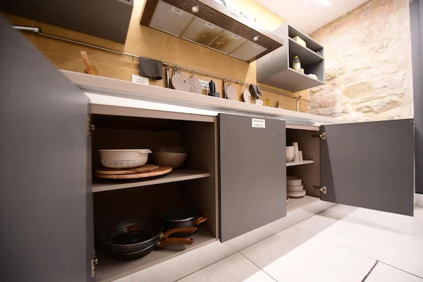 Cucina comune con mobili moderni