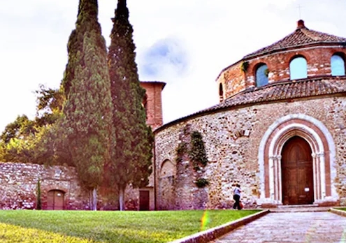 Ingresso di una struttura storica con prato curato
