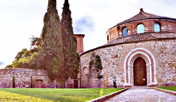 Ingresso di una struttura storica con prato curato
