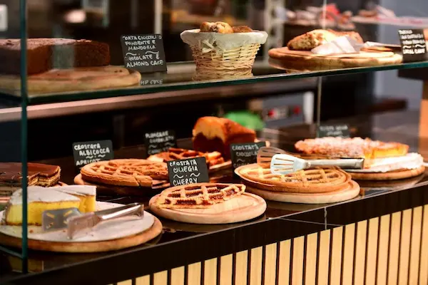 Vetrina con crostate e dolci artigianali