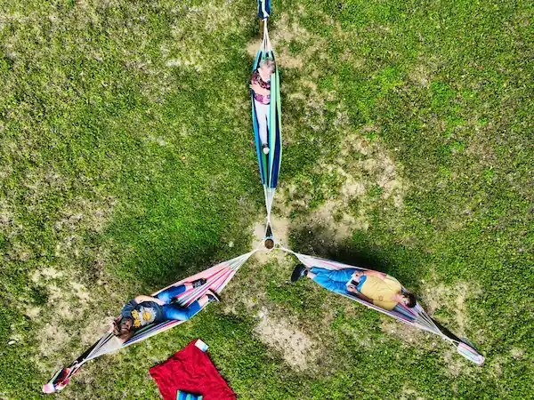 Giardino con amaca tra gli alberi